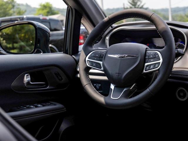 Photo of 2025 Fathom Blue Pearlcoat Chrysler Pacifica