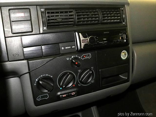 Photo of 1999 White Volkswagen Eurovan