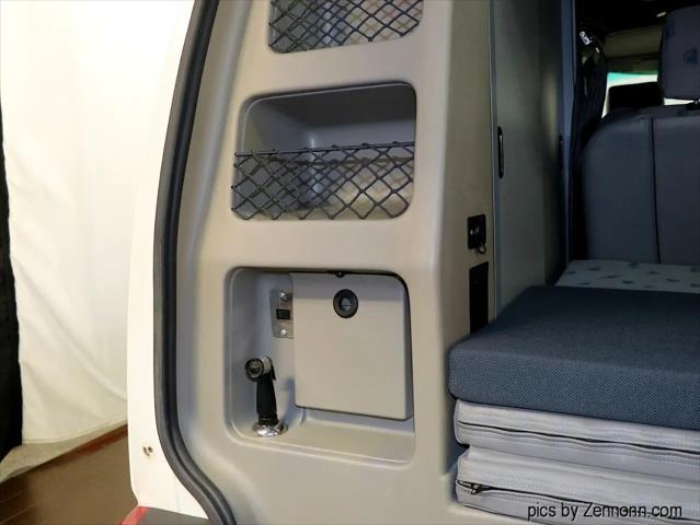 Photo of 1999 White Volkswagen Eurovan