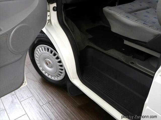 Photo of 1999 White Volkswagen Eurovan