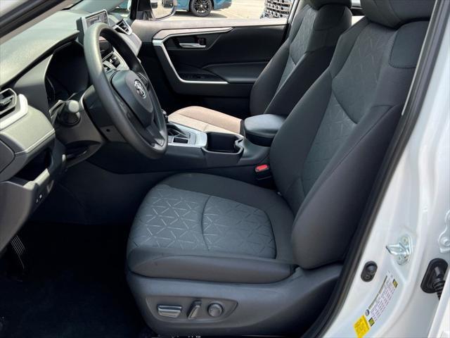 Photo of 2025 Ice Cap Toyota RAV4