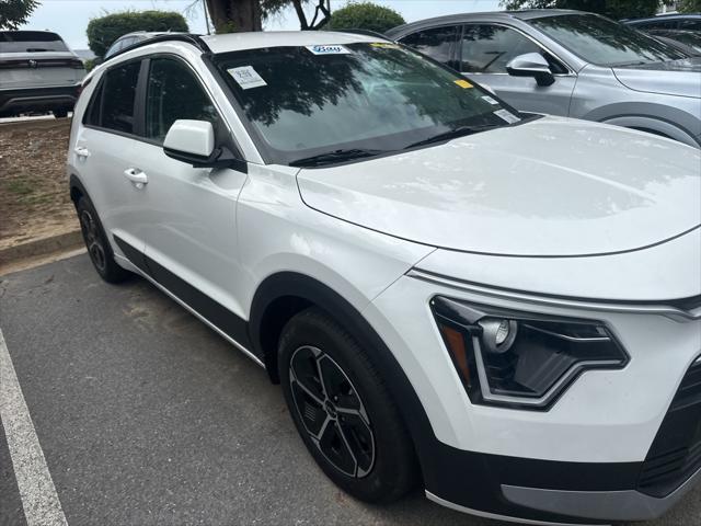 Photo of 2024 Snow White Pearl Kia Niro