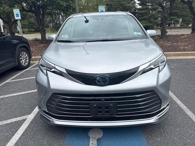 Photo of 2023 Celestial Silver Metallic Toyota Sienna