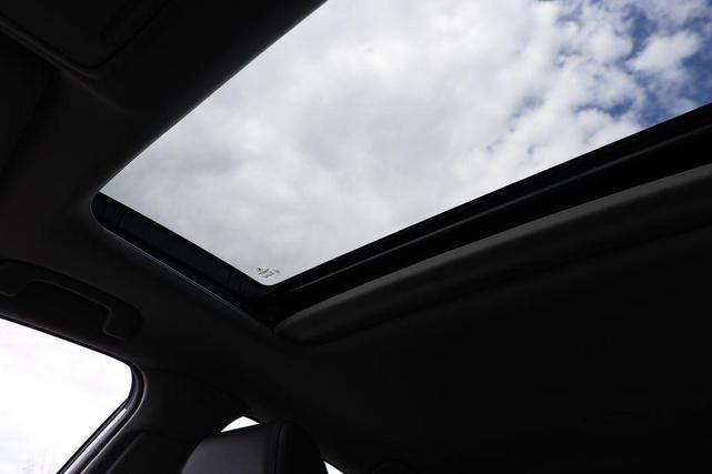 Photo of 2025 Platinum White Pearl Acura Integra