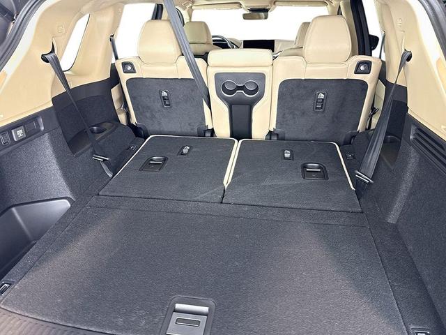Photo of 2026 Platinum White Pearl Acura MDX
