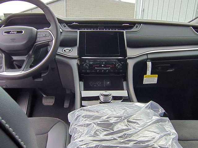 Photo of 2025 Bright White Clearcoat Jeep Grand Cherokee
