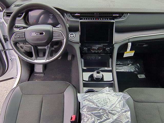 Photo of 2025 Bright White Clearcoat Jeep Grand Cherokee
