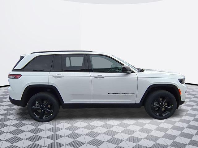 Photo of 2025 Bright White Clearcoat Jeep Grand Cherokee