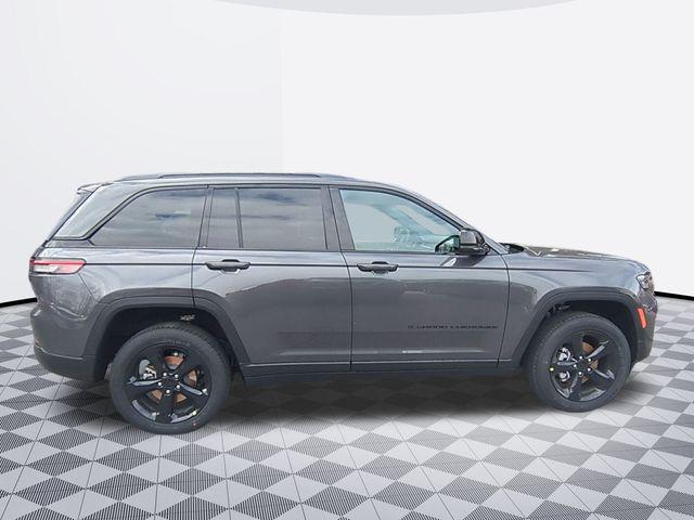 Photo of 2025 Gray Metallic Jeep Grand Cherokee