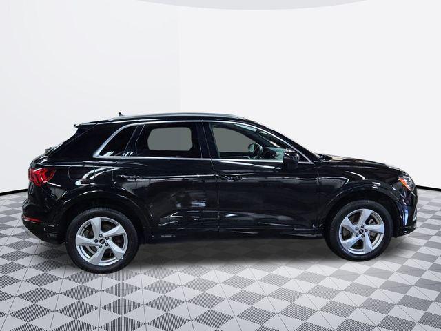 Photo of 2021 Mythos Black Metallic Audi Q3