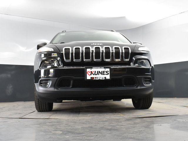 Photo of 2016 Brilliant Black Crystal Pearlcoat Jeep Cherokee