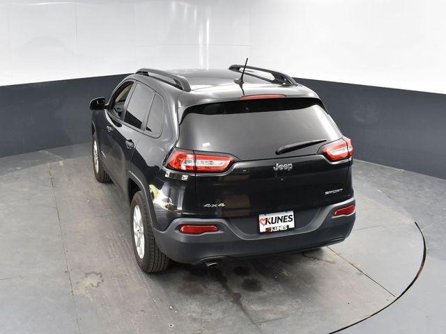 Photo of 2016 Brilliant Black Crystal Pearlcoat Jeep Cherokee