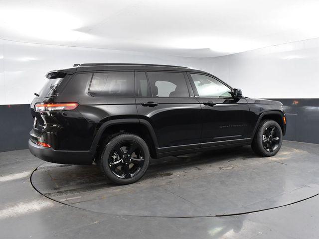 Photo of 2025 Diamond Black Crystal Pearlcoat Jeep Grand Cherokee L