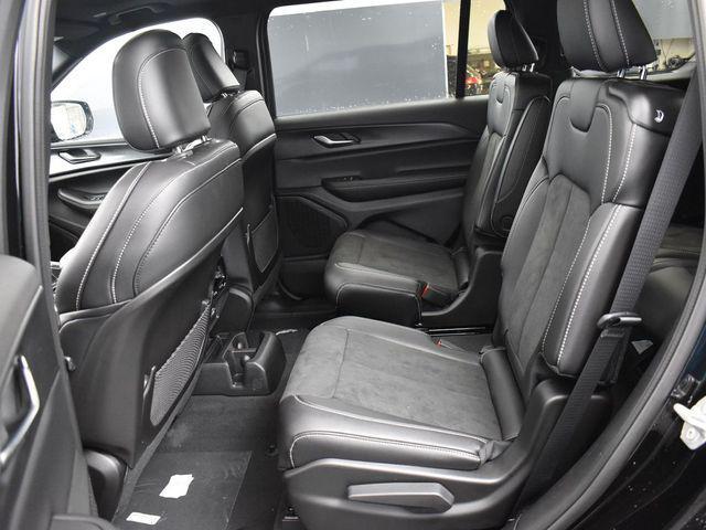 Photo of 2025 Diamond Black Crystal Pearlcoat Jeep Grand Cherokee L