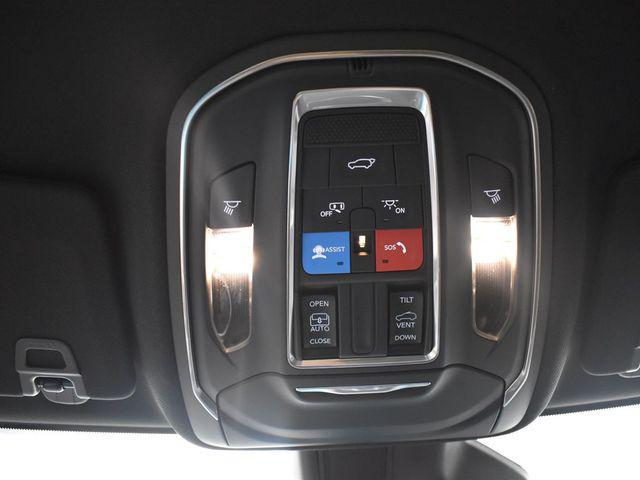 Photo of 2025 Diamond Black Crystal Pearlcoat Jeep Grand Cherokee L