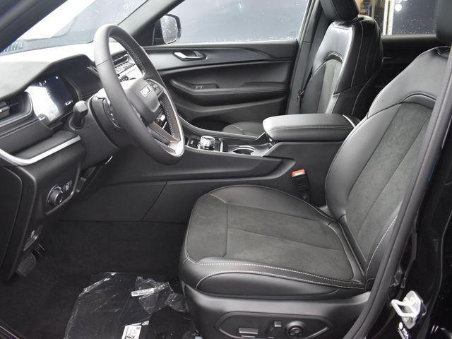 Photo of 2025 Diamond Black Crystal Pearlcoat Jeep Grand Cherokee L