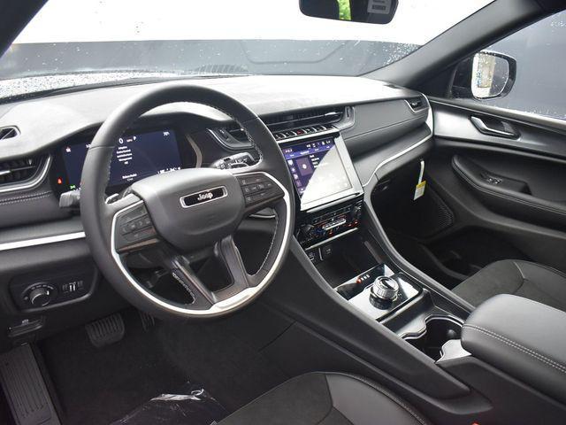 Photo of 2025 Diamond Black Crystal Pearlcoat Jeep Grand Cherokee L