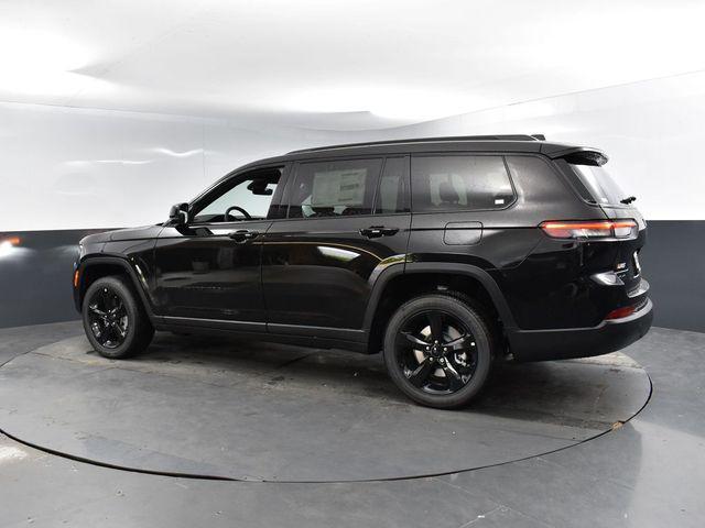 Photo of 2025 Diamond Black Crystal Pearlcoat Jeep Grand Cherokee L