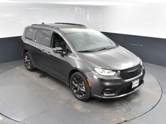 Photo of 2022 Granite Crystal Metallic Clearcoat Chrysler Pacifica