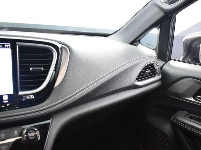 Photo of 2022 Granite Crystal Metallic Clearcoat Chrysler Pacifica
