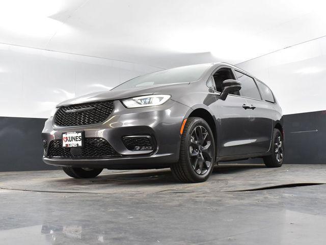 Photo of 2022 Granite Crystal Metallic Clearcoat Chrysler Pacifica