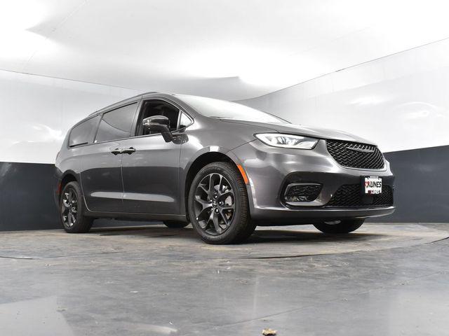 Photo of 2022 Granite Crystal Metallic Clearcoat Chrysler Pacifica
