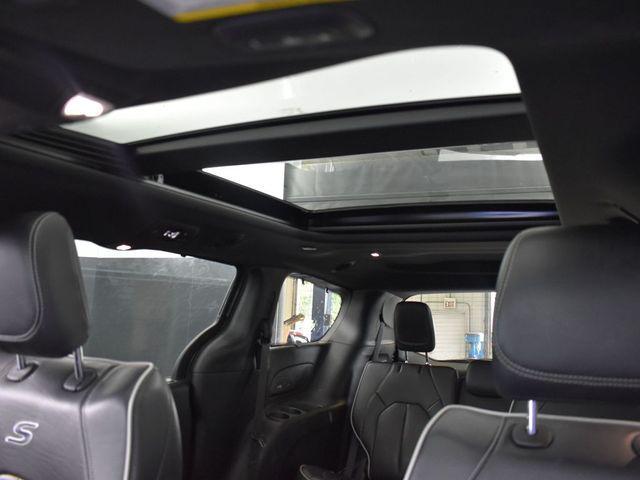 Photo of 2022 Granite Crystal Metallic Clearcoat Chrysler Pacifica