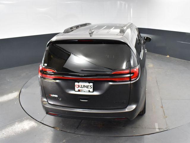Photo of 2022 Granite Crystal Metallic Clearcoat Chrysler Pacifica