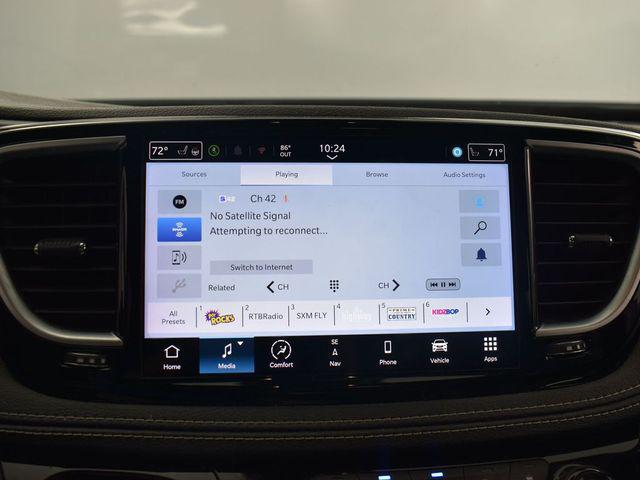 Photo of 2022 Granite Crystal Metallic Clearcoat Chrysler Pacifica