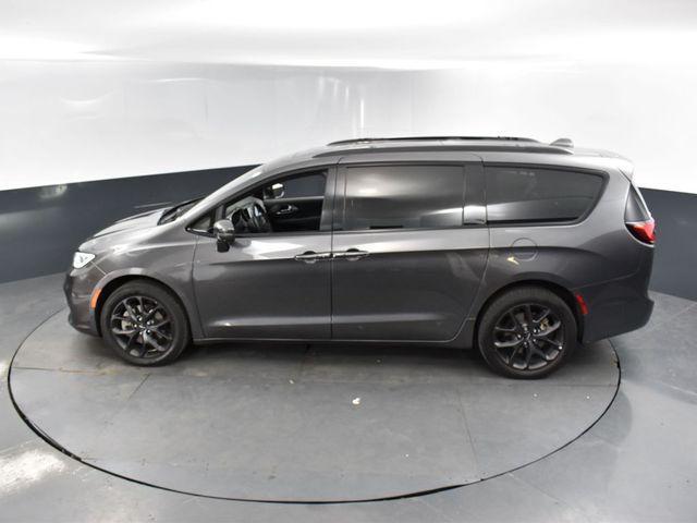 Photo of 2022 Granite Crystal Metallic Clearcoat Chrysler Pacifica
