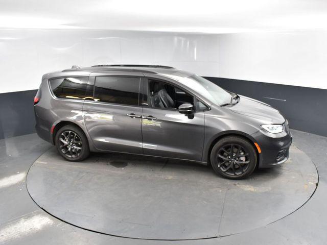 Photo of 2022 Granite Crystal Metallic Clearcoat Chrysler Pacifica