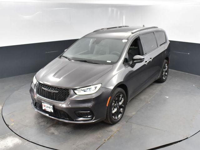 Photo of 2022 Granite Crystal Metallic Clearcoat Chrysler Pacifica