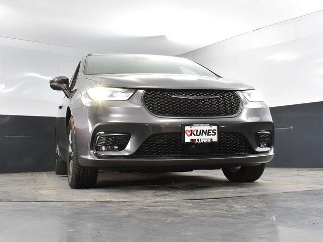 Photo of 2022 Granite Crystal Metallic Clearcoat Chrysler Pacifica