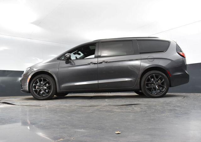 Photo of 2022 Granite Crystal Metallic Clearcoat Chrysler Pacifica