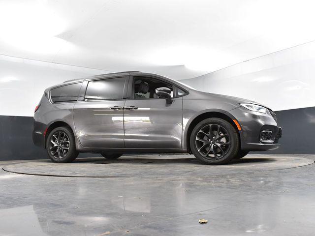 Photo of 2022 Granite Crystal Metallic Clearcoat Chrysler Pacifica