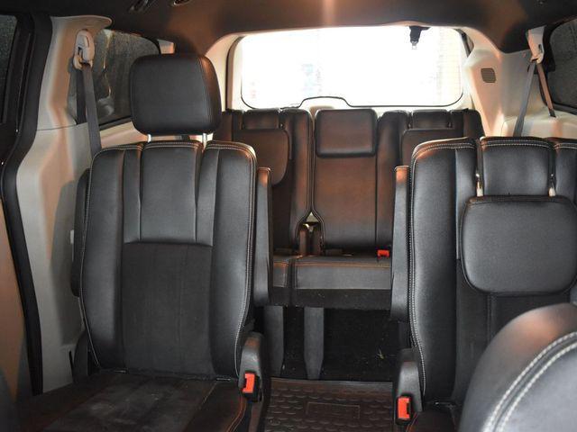 Photo of 2019 Brilliant Black Crystal Pearlcoat Dodge Grand Caravan