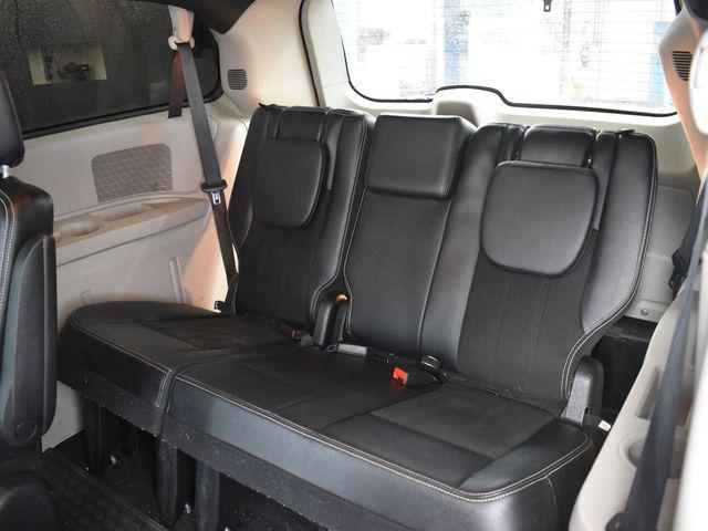 Photo of 2019 Brilliant Black Crystal Pearlcoat Dodge Grand Caravan