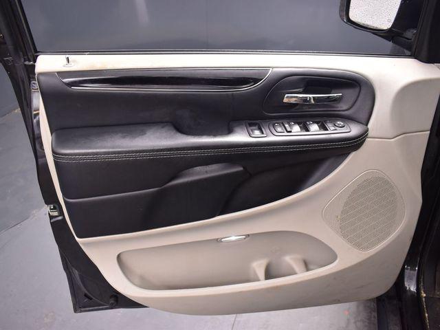Photo of 2019 Brilliant Black Crystal Pearlcoat Dodge Grand Caravan