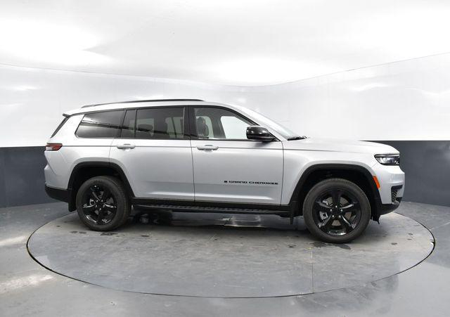 Photo of 2025 Silver Zynith Jeep Grand Cherokee L