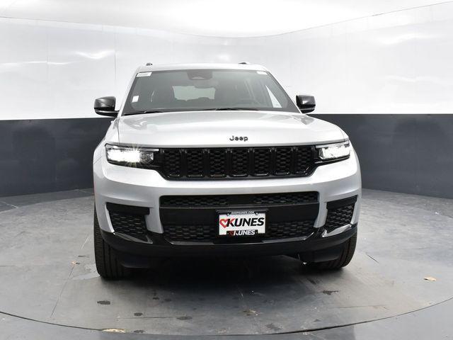 Photo of 2025 Silver Zynith Jeep Grand Cherokee L