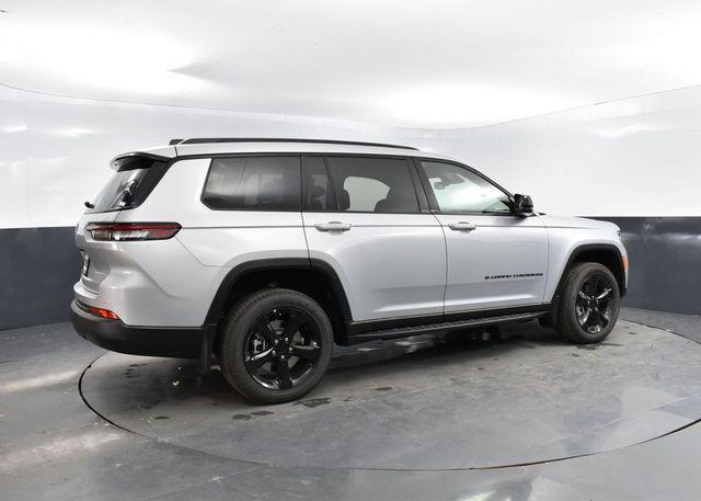Photo of 2025 Silver Zynith Jeep Grand Cherokee L