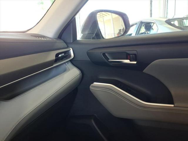 Photo of 2022 Celestial Silver Metallic Toyota Highlander