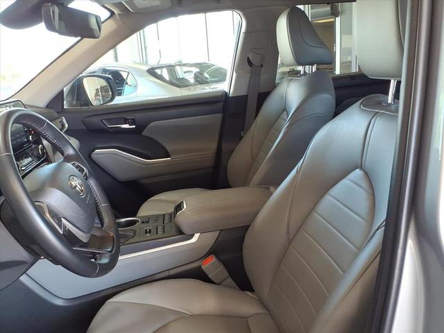 Photo of 2022 Celestial Silver Metallic Toyota Highlander
