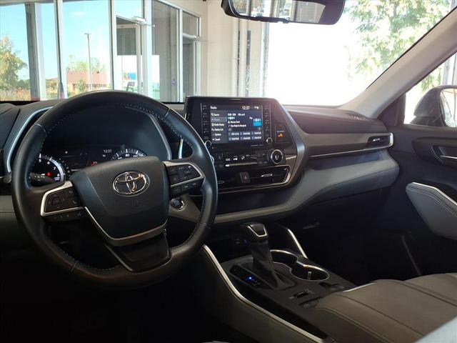 Photo of 2022 Celestial Silver Metallic Toyota Highlander