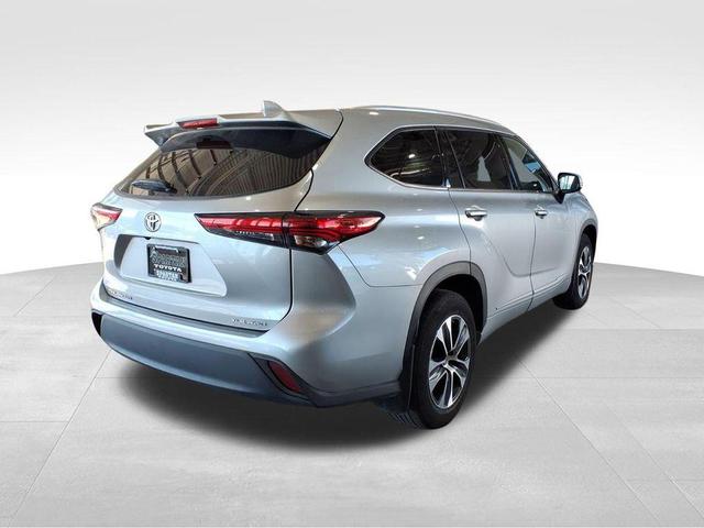 Photo of 2022 Celestial Silver Metallic Toyota Highlander