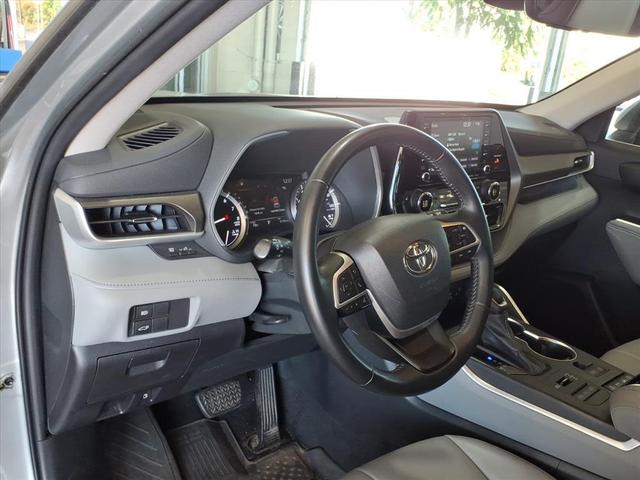 Photo of 2022 Celestial Silver Metallic Toyota Highlander