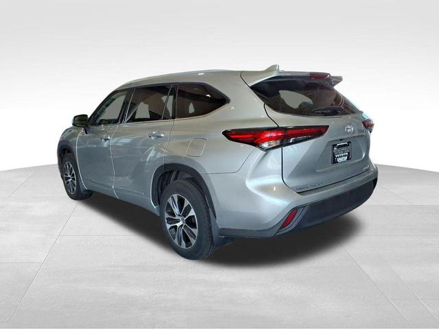 Photo of 2022 Celestial Silver Metallic Toyota Highlander