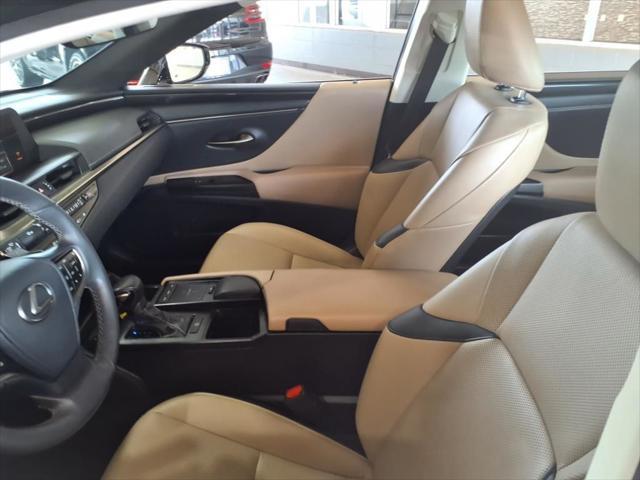 Photo of 2020 Eminent White Pearl Lexus ES 350