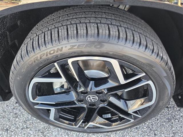 Photo of 2025 Opal White Pearl Volkswagen Tiguan