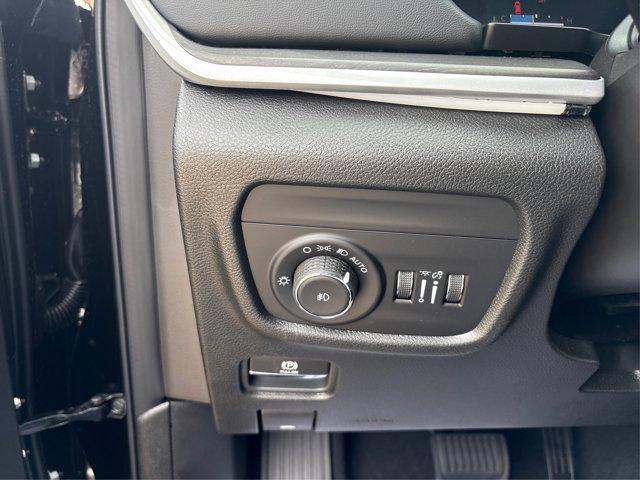 Photo of 2025 Diamond Black Crystal Pearlcoat Jeep Grand Cherokee L